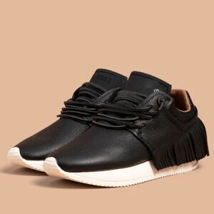 Esseutesse Leather Fringe Sneaker - Black